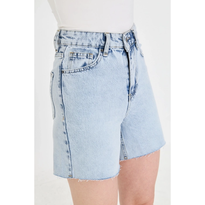 Yüksek bel ve kesik paça detayına sahip bu açık mavi kar yıkama kadın kot şort, konforlu kalıbı ve modern tasarımıyla günlük stilinize dinamik bir dokunuş katar.