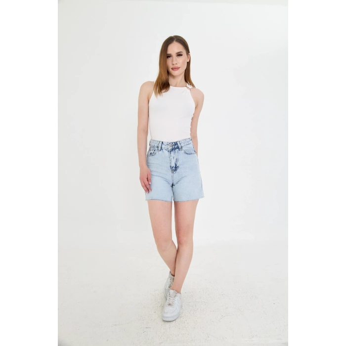 Yüksek bel ve kesik paça detayına sahip bu açık mavi kar yıkama kadın kot şort, konforlu kalıbı ve modern tasarımıyla günlük stilinize dinamik bir dokunuş katar.