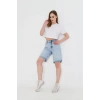 Açık kar yıkama kadın uzun baggy kadın kot şort – yüksek bel, rahat kalıp, şıklık ve konfor bir arada.