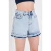 Yüksek bel, açık mavi kar yıkama kadın kot şort. Paça detayı ve rahat kalıbıyla modern, şık ve konforlu bir stil sunar.
