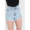 Yüksek bel, kadın kot şort. Yırtık lazer detayları ve rahat kalıbıyla modern, cesur ve konforlu bir stil sunar.