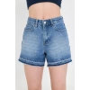 Yüksek bel, mavi kadın kot şort. Mavi paça detayı ve rahat kalıbıyla modern, şık ve konforlu bir stil sunar.
