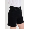 Yüksek bel, kadın siyah kot şort. Kesik paçası ve rahat kalıbıyla modern, şık ve konforlu bir stil sunar.