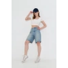 Yüksek bel, tintli yıkama uzun baggy kadın kot şort. Rahat kalıbıyla modern, şık ve konforlu bir stil sunar.
