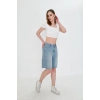 Yüksek bel, tintli yıkama uzun baggy kadın kot şort. Rahat kalıbıyla modern, şık ve konforlu bir stil sunar.
