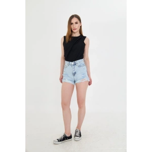 Yüksek bel, kadın kot şort. Yırtık lazer detayları ve rahat kalıbıyla modern, cesur ve konforlu bir stil sunar.