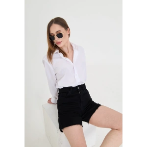 Yüksek bel, kadın siyah kot şort. Kesik paçası ve rahat kalıbıyla modern, şık ve konforlu bir stil sunar.