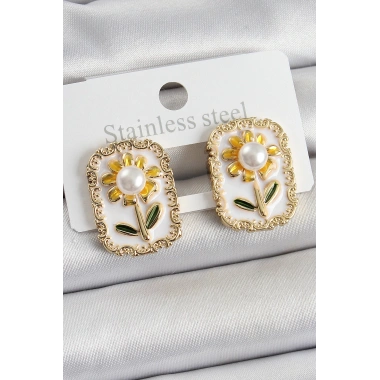 Pirinç Beyaz Mineli Papatya Figürlü Sanatsal Portre Model Gold Renk Kadın Küpe