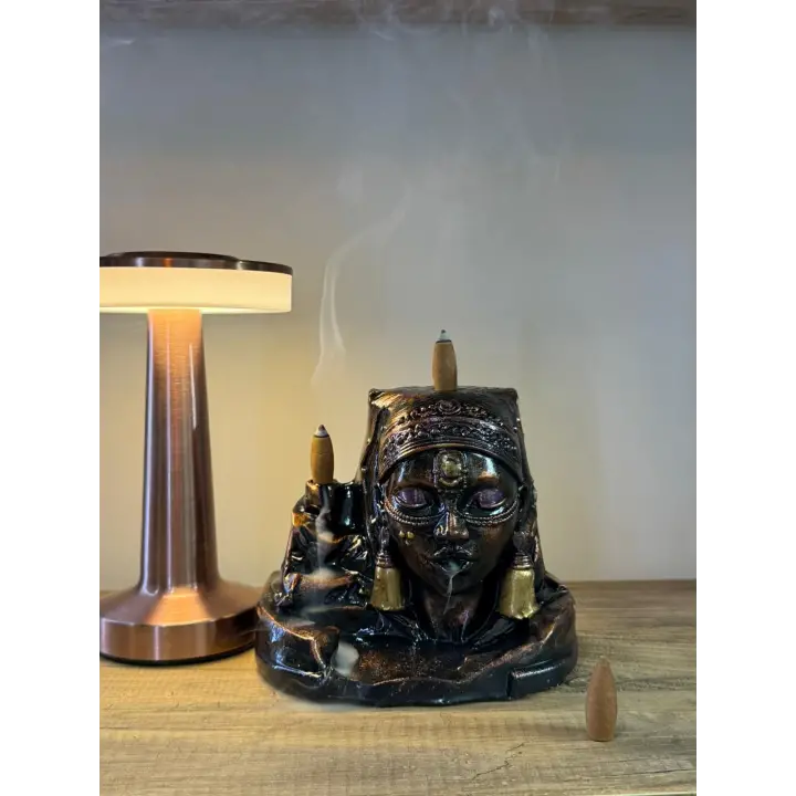 Afrikalı Kadın Tütsülük