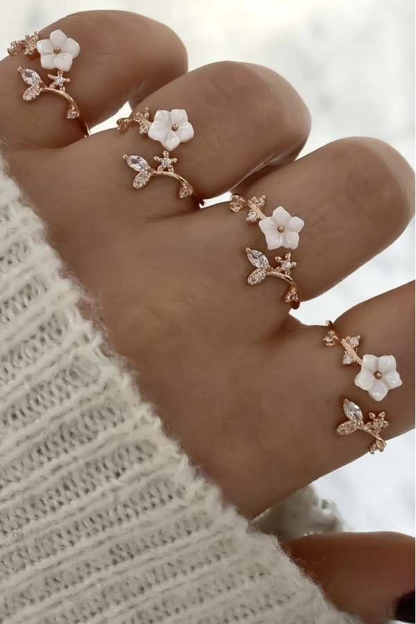 Çiçekli Taşlı Yüzük