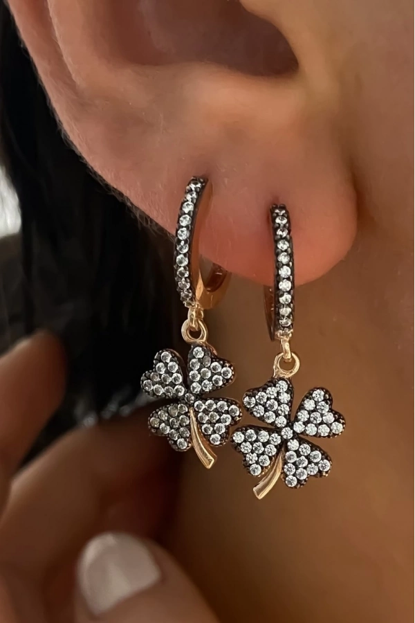 Elmas Montürlü Yonca Küpe