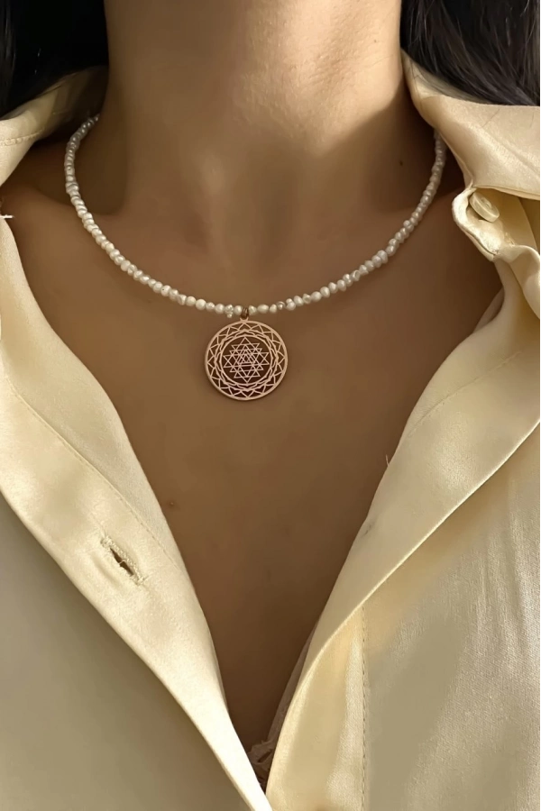 İnci Sri Yantra Kolye