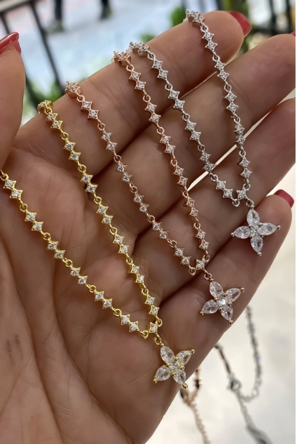 İthal Çiçek Detaylı Suyolu Kolye