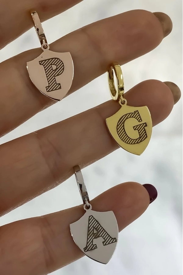 Madalyon Harf Detaylı Küpe