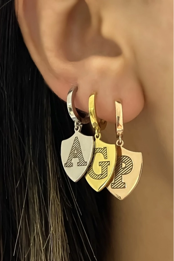 Madalyon Harf Detaylı Küpe