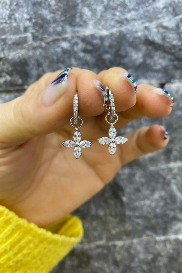 Markiz Kesim Çiçek Sallantılı Küpe
