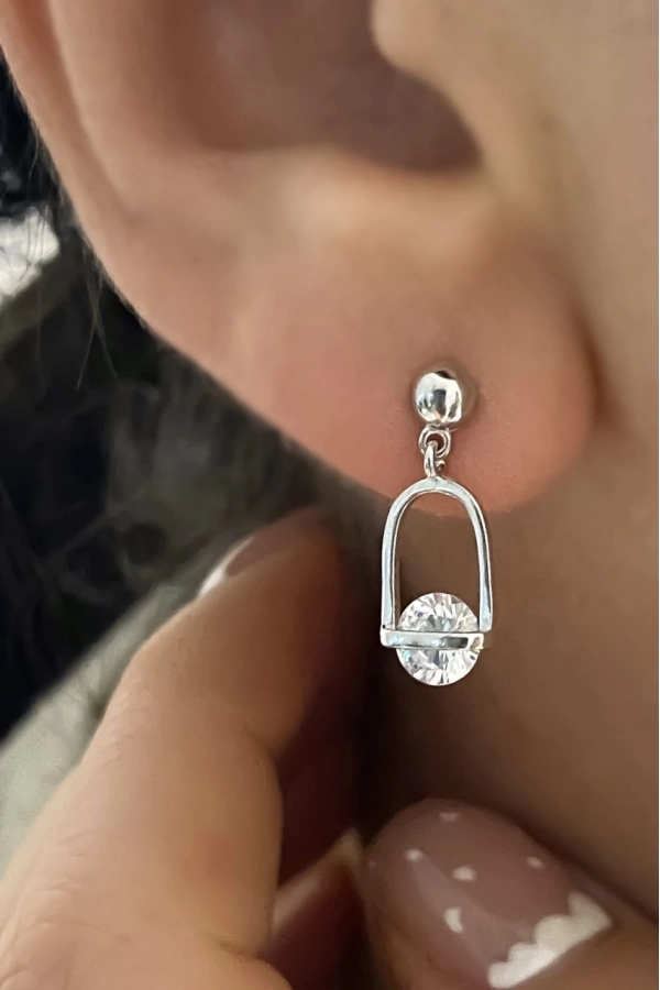 Minik Sallantılı Taşlı Küpe