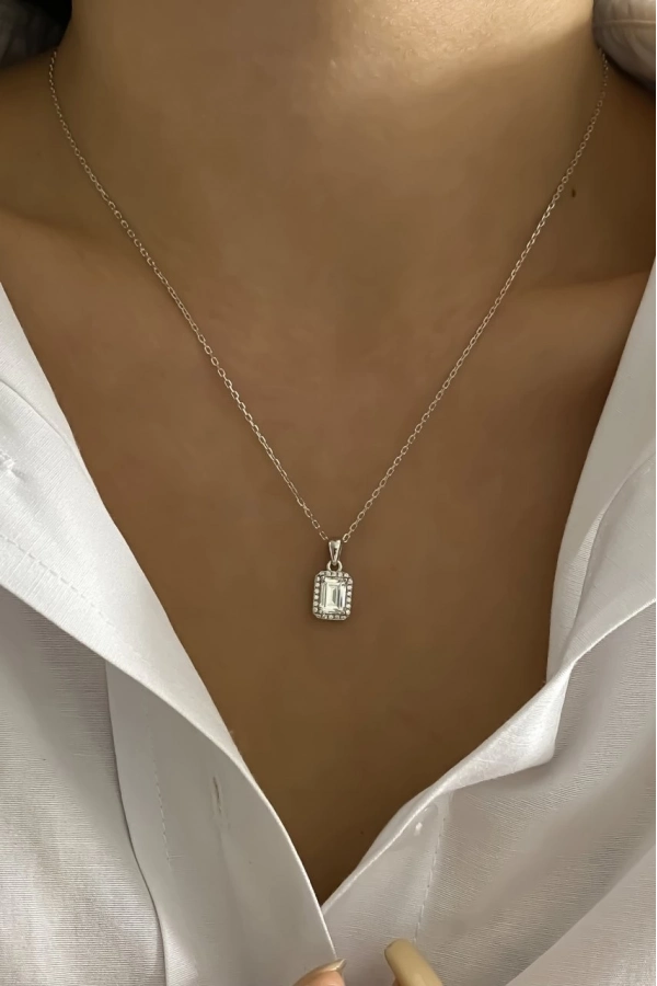 Mozanit Taşlı Emerald Kesim Kolye