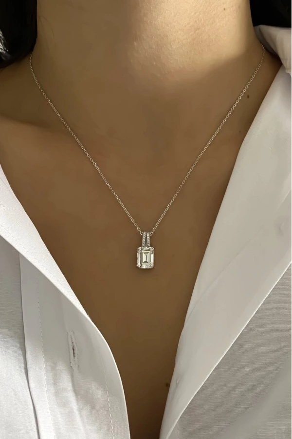 Mozanit Taşlı Emerald Kesim Kolye