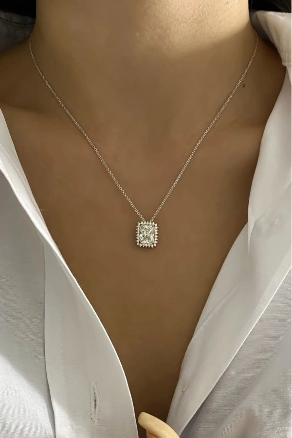 Mozanit Taşlı Emerald Kesim Kolye