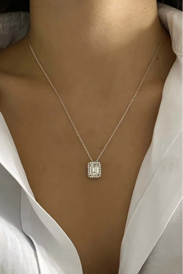 Mozanit Taşlı Emerald Kesim Kolye