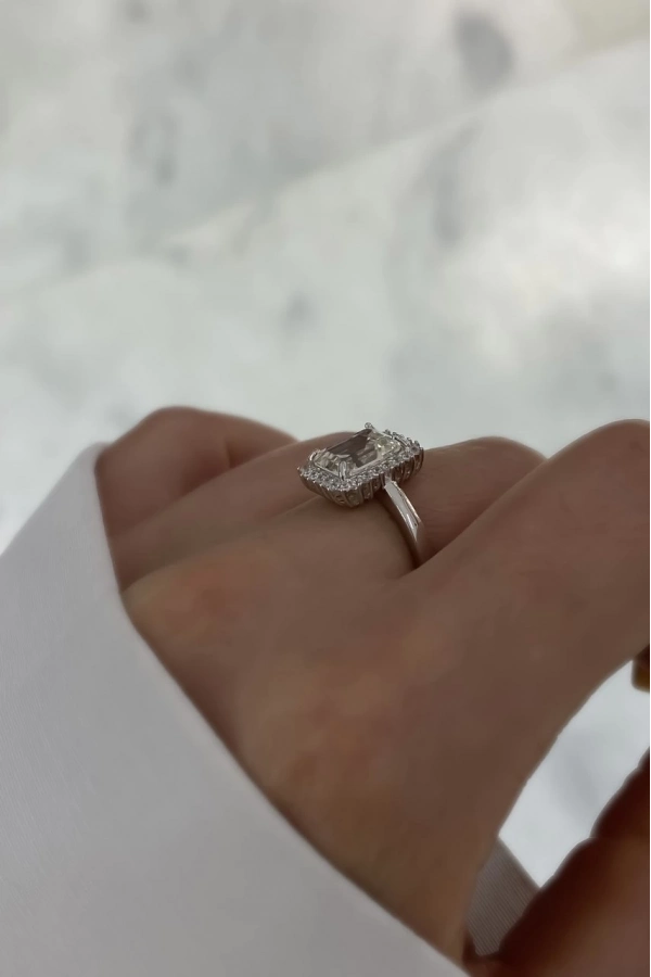 Mozanit Taşlı Emerald Kesim Yüzük