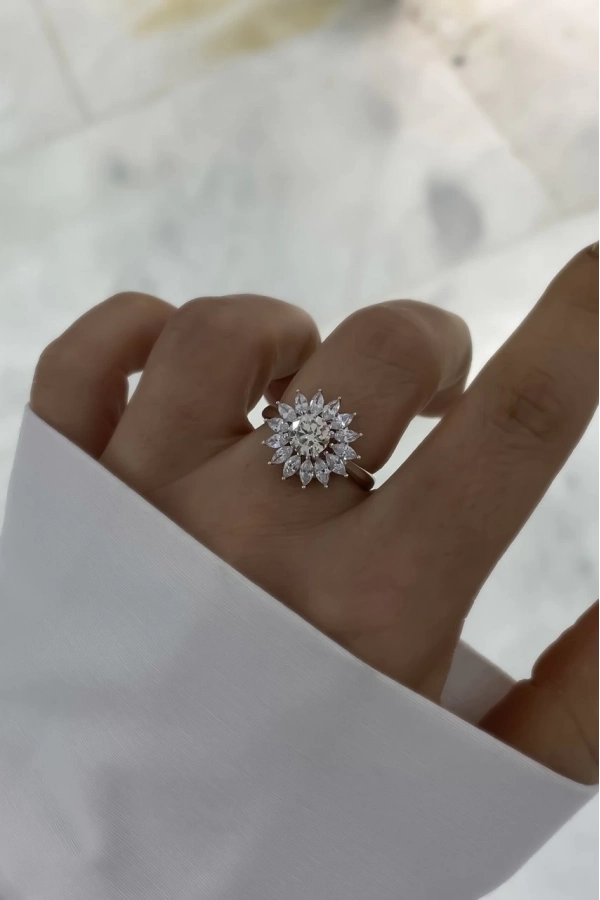 Mozanit Taşlı Markiz Kesim Yüzük