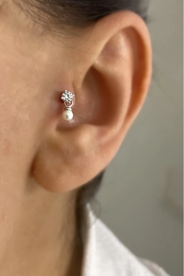 Sallantılı İncili Piercing Küpe