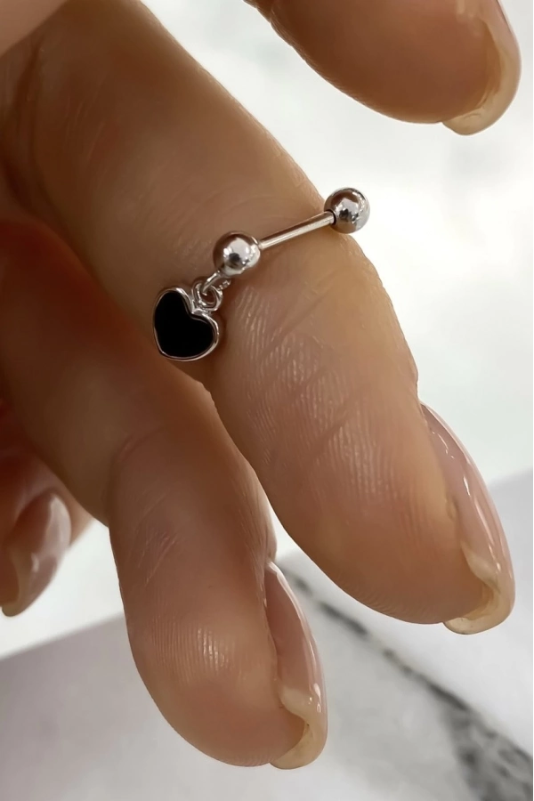 Sallantılı Siyah Mineli Kalp Küpe