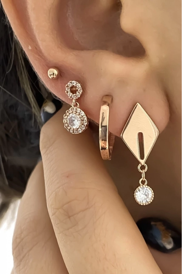 Sallantılı Taş Detaylı Karo Küpe