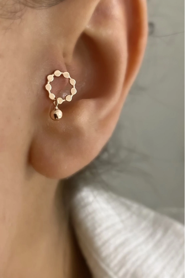 Top Sallantılı Piercing Küpe