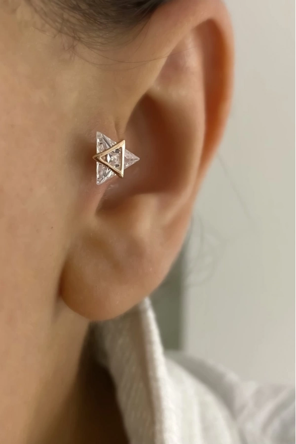 Üçgen Taşlı Piercing Küpe
