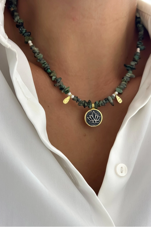 Yeşim Taşı Lotus Kolye