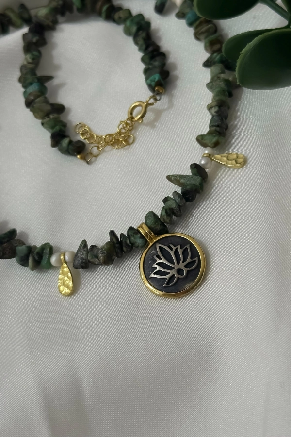 Yeşim Taşı Lotus Kolye