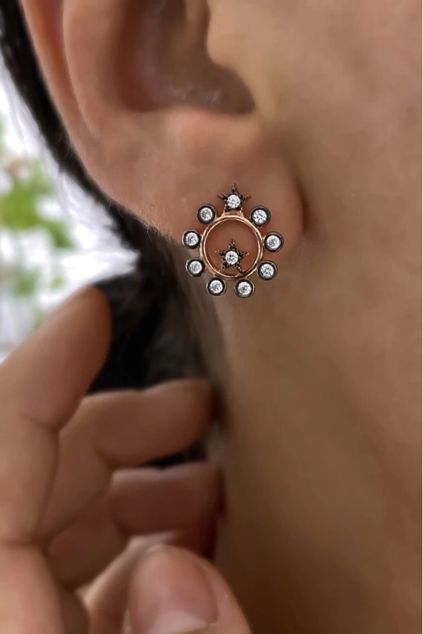 Yıldız Detaylı Yuvarlak Küpe