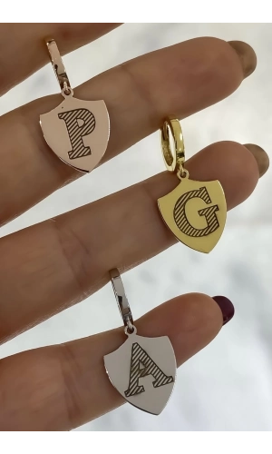 Madalyon Harf Detaylı Küpe