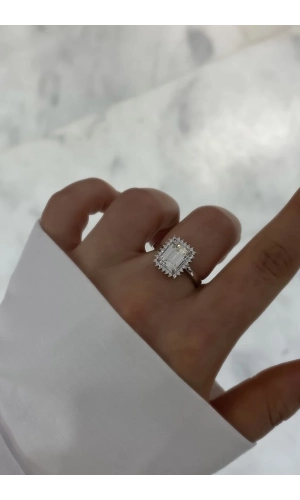 Mozanit Taşlı Emerald Kesim Yüzük