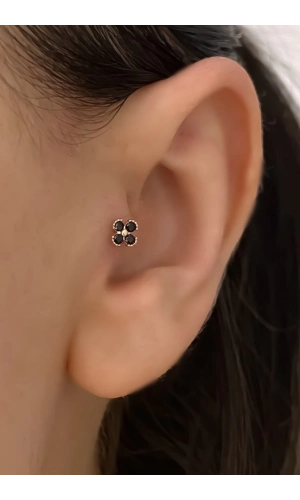 Siyah Taşlı Çiçek Piercing Küpe