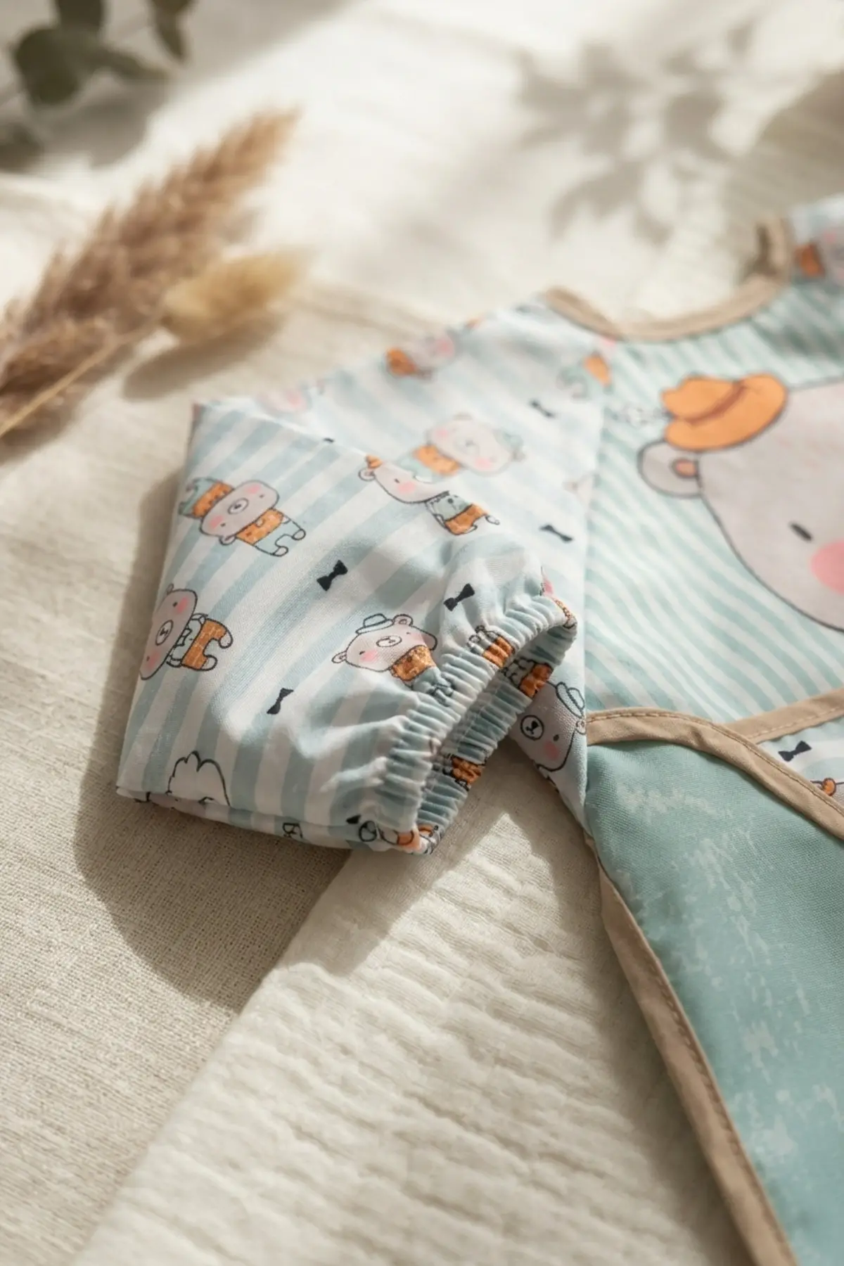Little Gentleman Ayıcık Figürlü Uzun Kollu Bebek Mama Önlüğü - Sıvı Geçirmez, Leke Tutmaz ve Cepli Beslenme Önlüğü 6-24 Ay