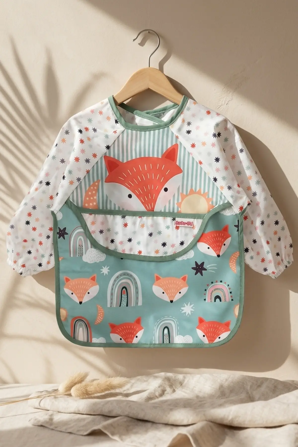 Foxie Dream Su Geçirmez Uzun Kollu Bebek Mama Önlüğü 6-24 Ay - BLW Uyumlu, Kırıntı Cepli, Tilki ve Gökkuşağı Desenli Aktivite Önlüğü
