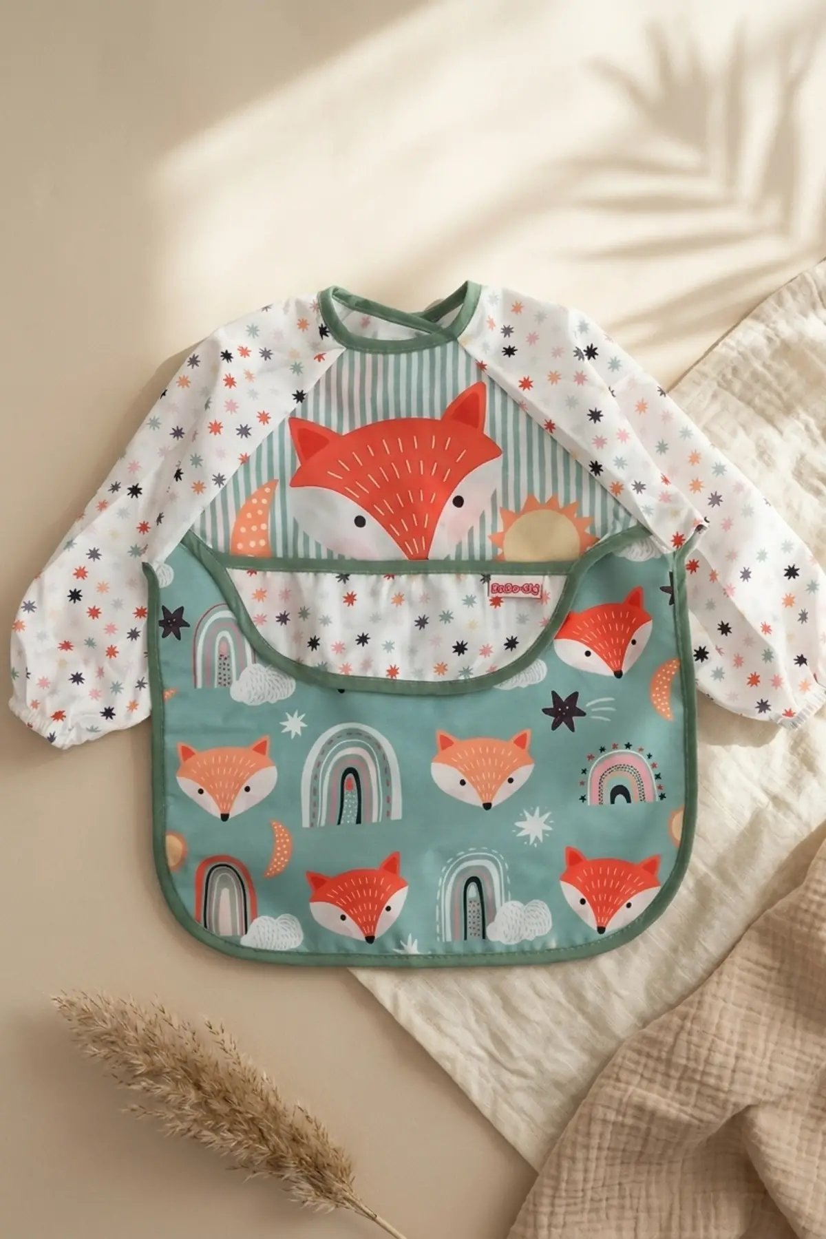 Foxie Dream Su Geçirmez Uzun Kollu Bebek Mama Önlüğü 6-24 Ay - BLW Uyumlu, Kırıntı Cepli, Tilki ve Gökkuşağı Desenli Aktivite Önlüğü