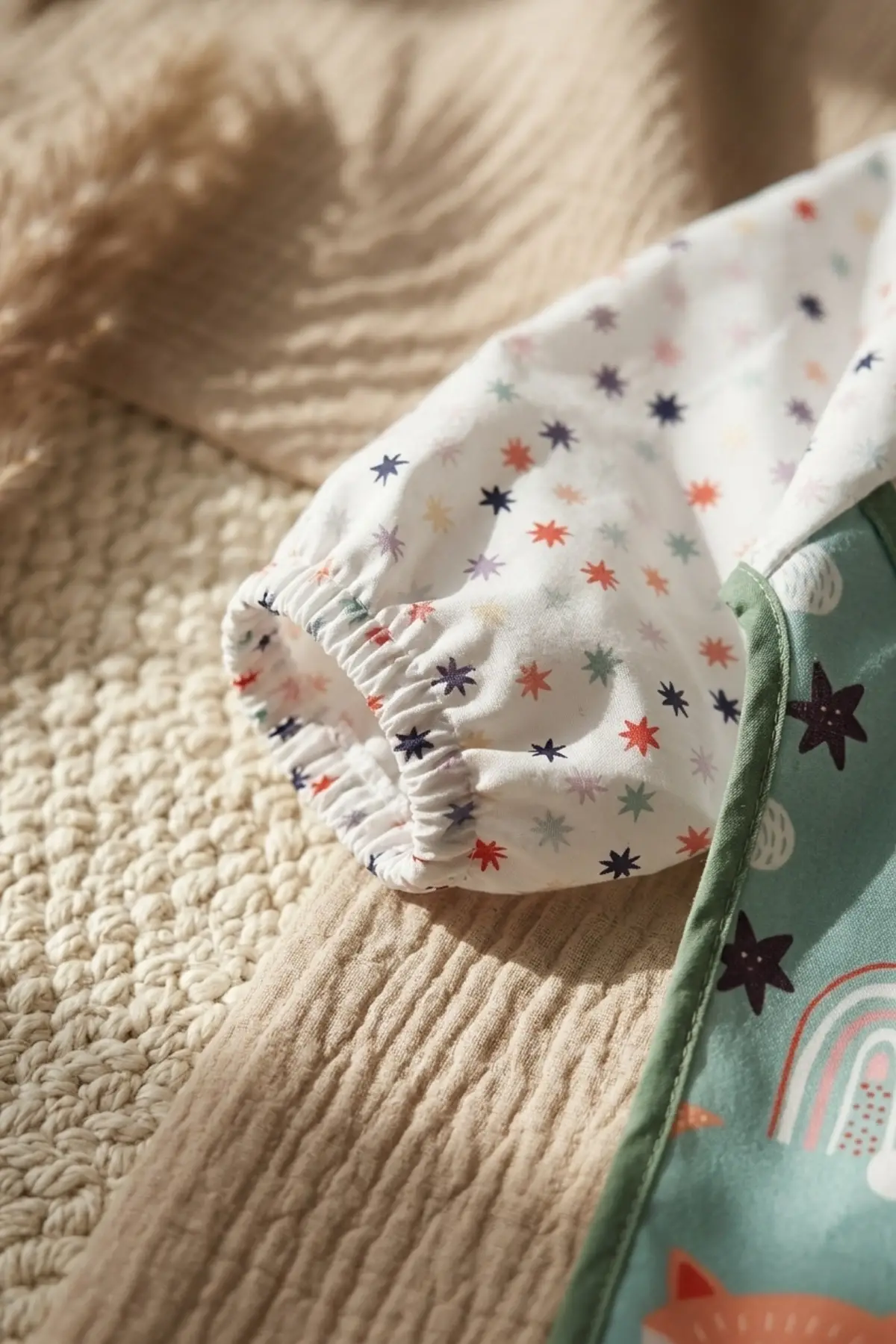 Foxie Dream Su Geçirmez Uzun Kollu Bebek Mama Önlüğü 6-24 Ay - BLW Uyumlu, Kırıntı Cepli, Tilki ve Gökkuşağı Desenli Aktivite Önlüğü