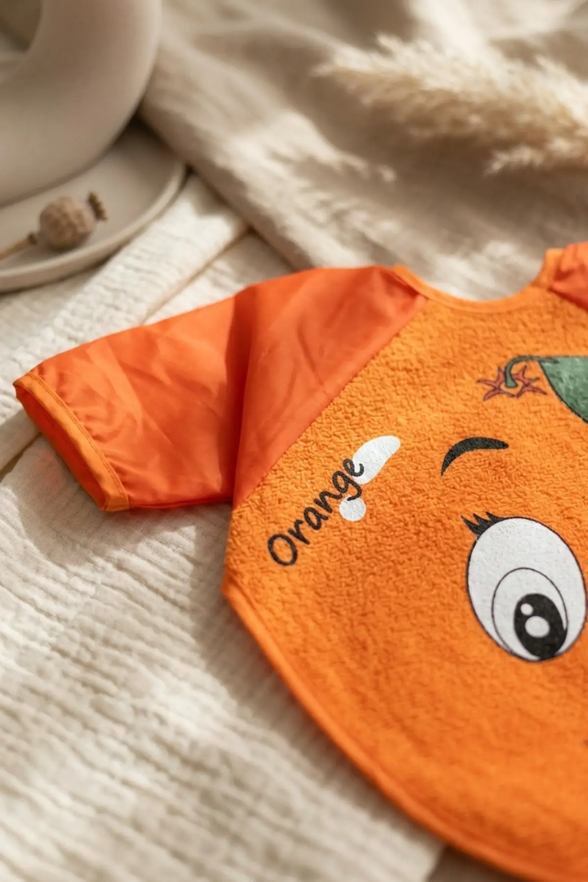 Zestie Turuncu Neşeli Portakal Desenli Uzun Kollu Sıvı Geçirmez Bebek Mama ve Etkinlik Önlüğü 6-24 Ay