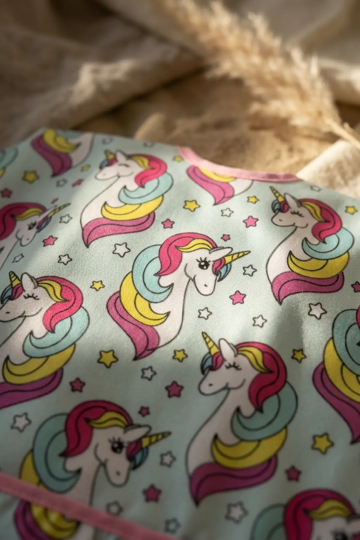 Unicorn Desenli Uzun Kollu Sıvı Geçirmez Bebek Mama Önlüğü - BLW Uyumlu, Cepli ve Leke Tutmaz Ek Gıda Önlüğü 6-24 Ay
