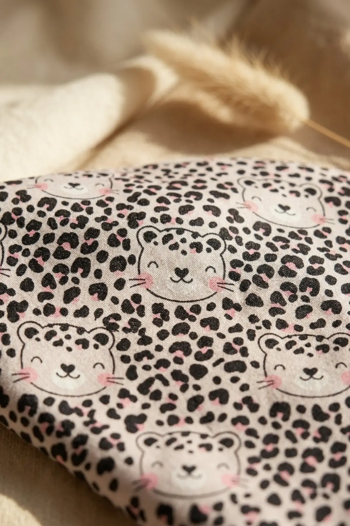 Baveta Sıvı Geçirmez Uzun Kollu Bebek Mama Önlüğü - Leopar Desenli, Cepli ve Leke Tutmaz BLW Önlüğü 6-24 Ay