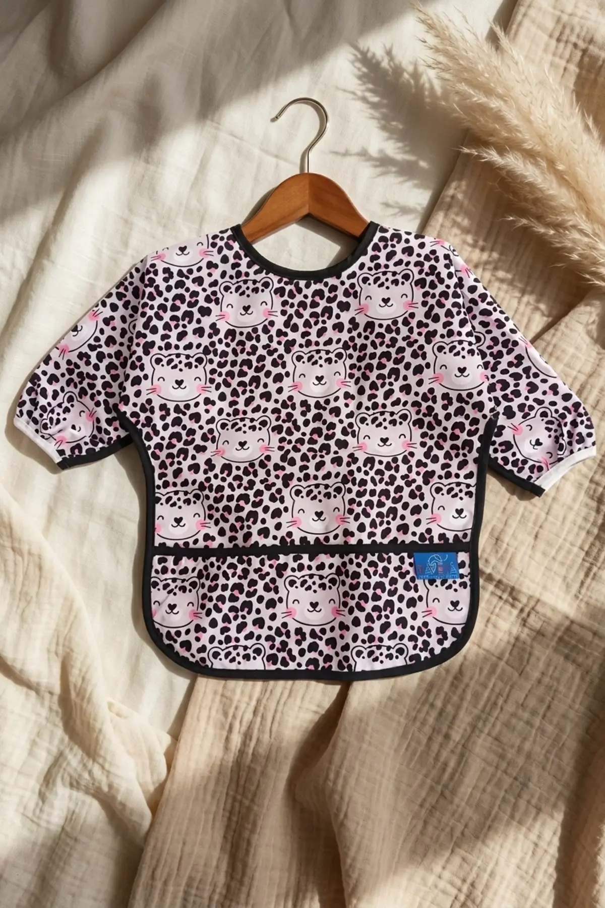 Baveta Sıvı Geçirmez Uzun Kollu Bebek Mama Önlüğü - Leopar Desenli, Cepli ve Leke Tutmaz BLW Önlüğü 6-24 Ay