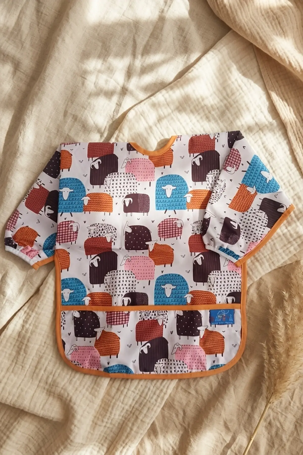 Lulu Kuzu Desenli Su Geçirmez Uzun Kollu Bebek Mama Önlüğü - BLW Uyumlu ve Leke Tutmaz Aktivite Önlüğü 6-24 Ay