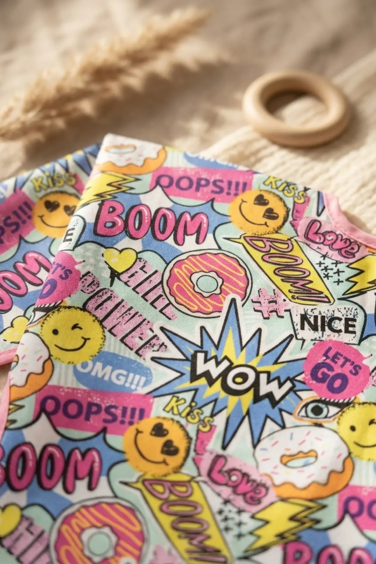 Pop-Art Desenli Sıvı Geçirmez Uzun Kollu Mama ve Faaliyet Önlüğü - BLW Uyumlu Leke Tutmaz Koruyucu 6-24 Ay