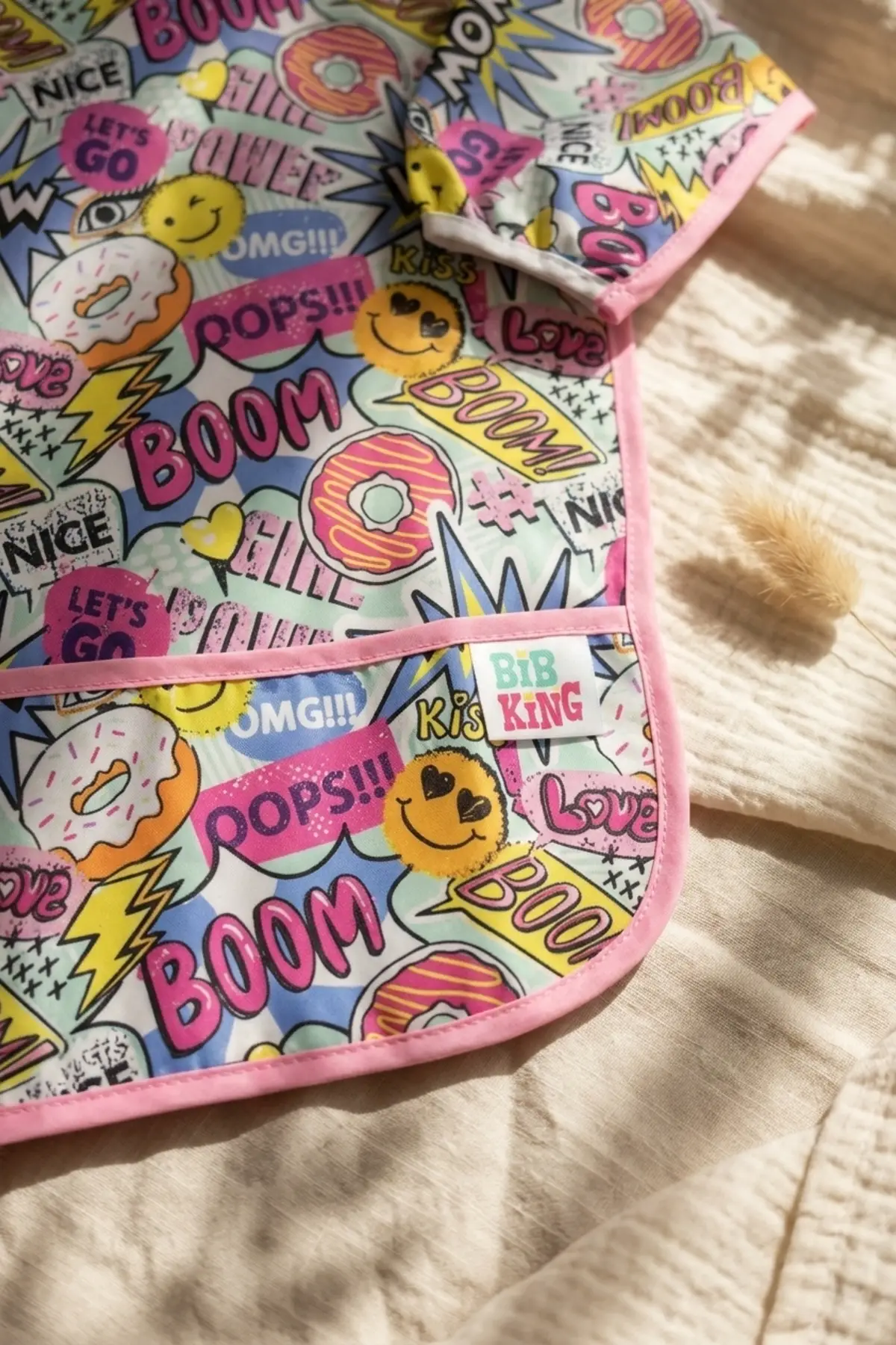 Pop-Art Desenli Sıvı Geçirmez Uzun Kollu Mama ve Faaliyet Önlüğü - BLW Uyumlu Leke Tutmaz Koruyucu 6-24 Ay