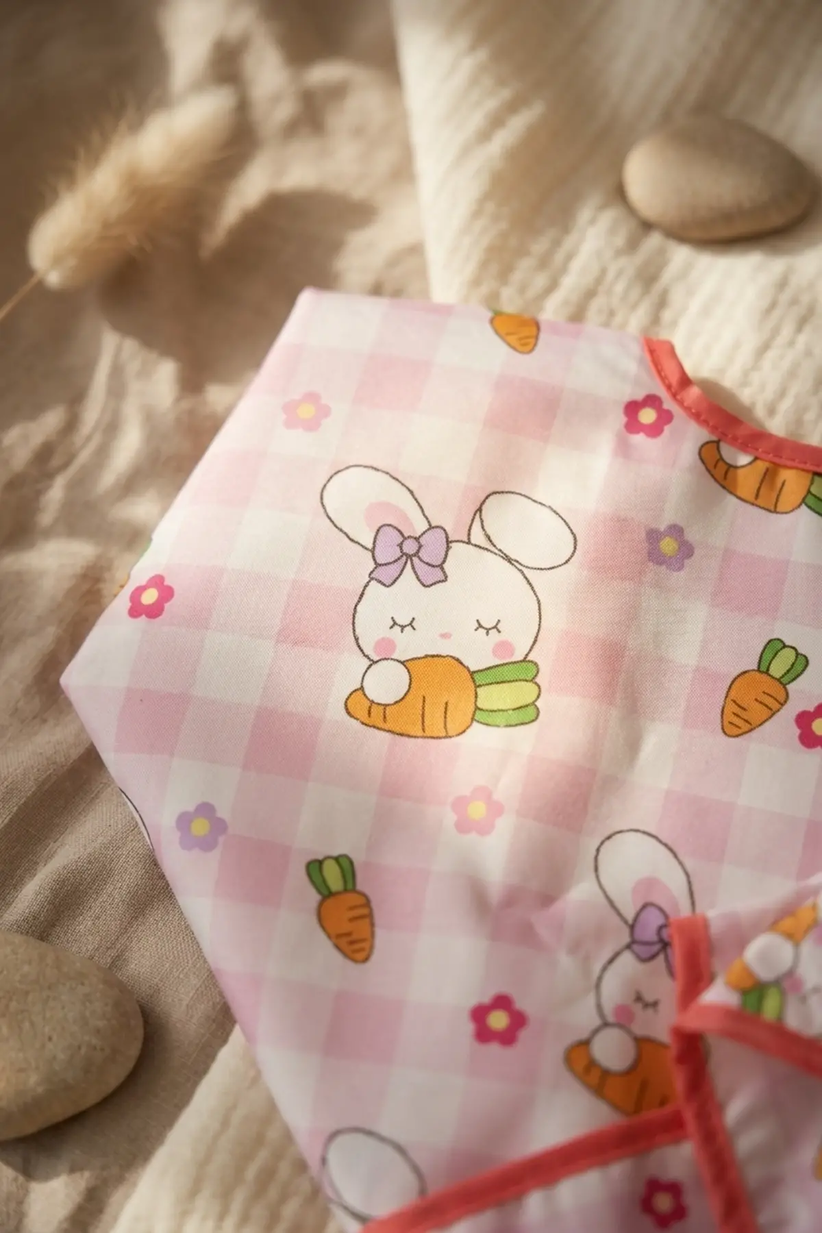 Pembe Ekoseli Tavşan Figürlü Uzun Kollu Bebek Mama Önlüğü - Su Geçirmez Sıvı Tutmaz Cepli BLW Önlüğü 6-24 Ay